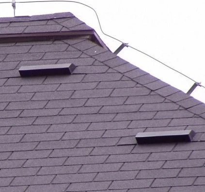 Větrací hlavice T2 pro bitumenové šindele s hliníkovou větrací mřížkou - černá